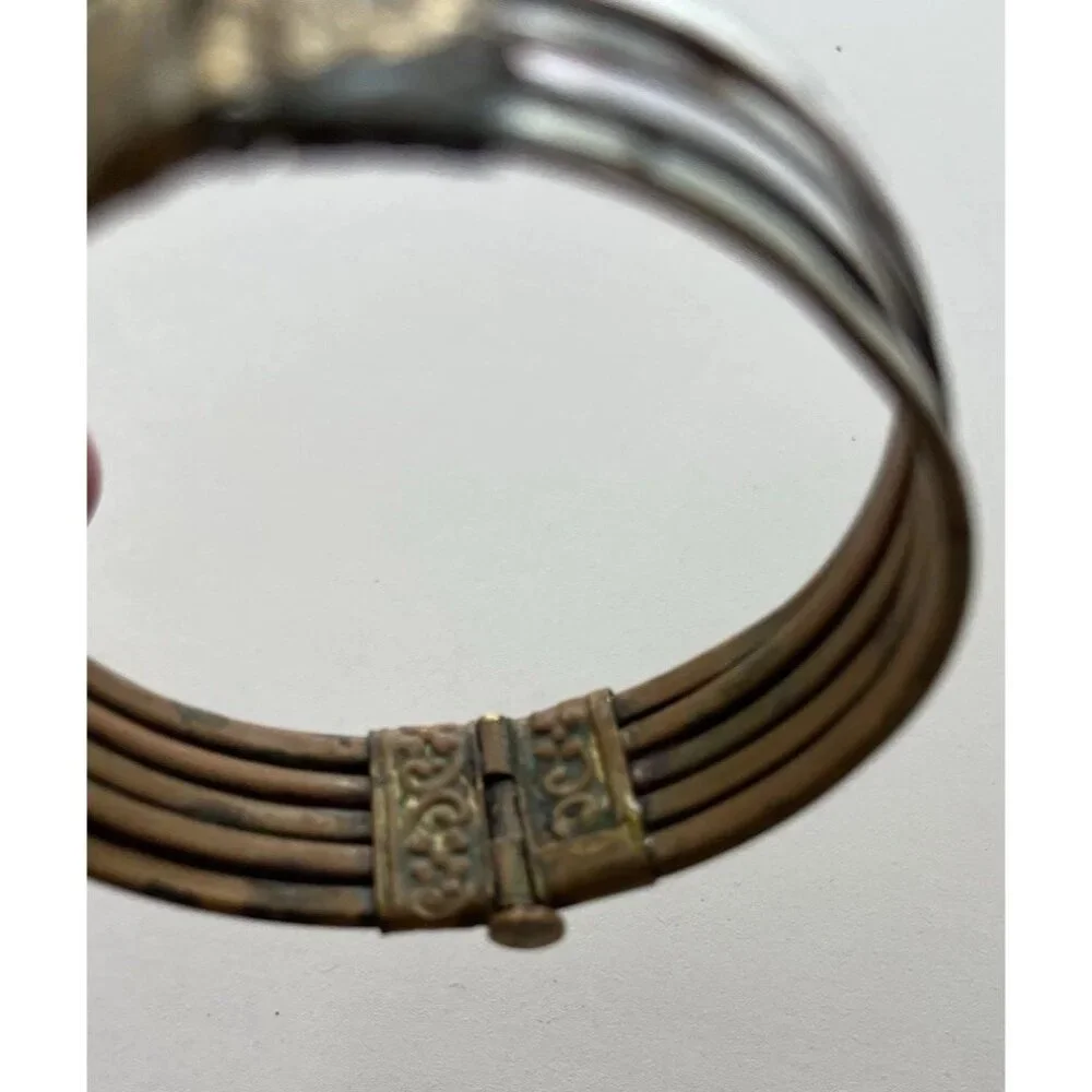 Vintage Women’s 70s Mother of Pearl Inlay Dainty Brass Bangle Bracelet Sz 8”